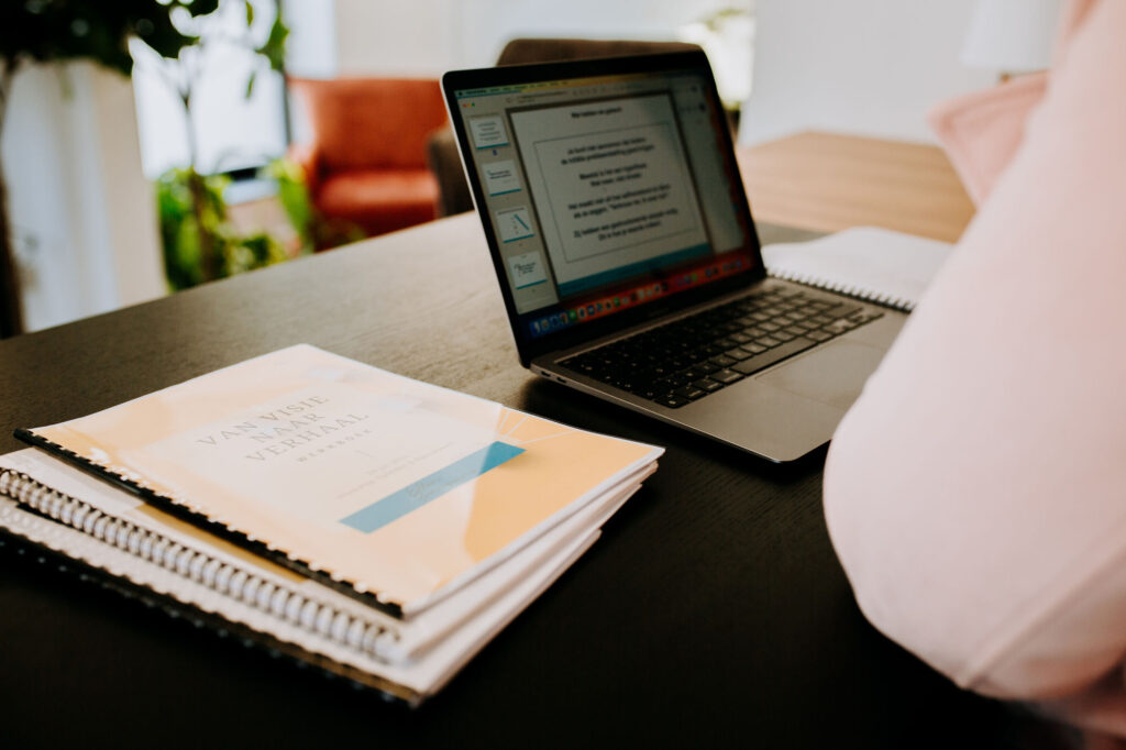 Workbook and presentation on computer screen of a communication training by Ellen Bracquine